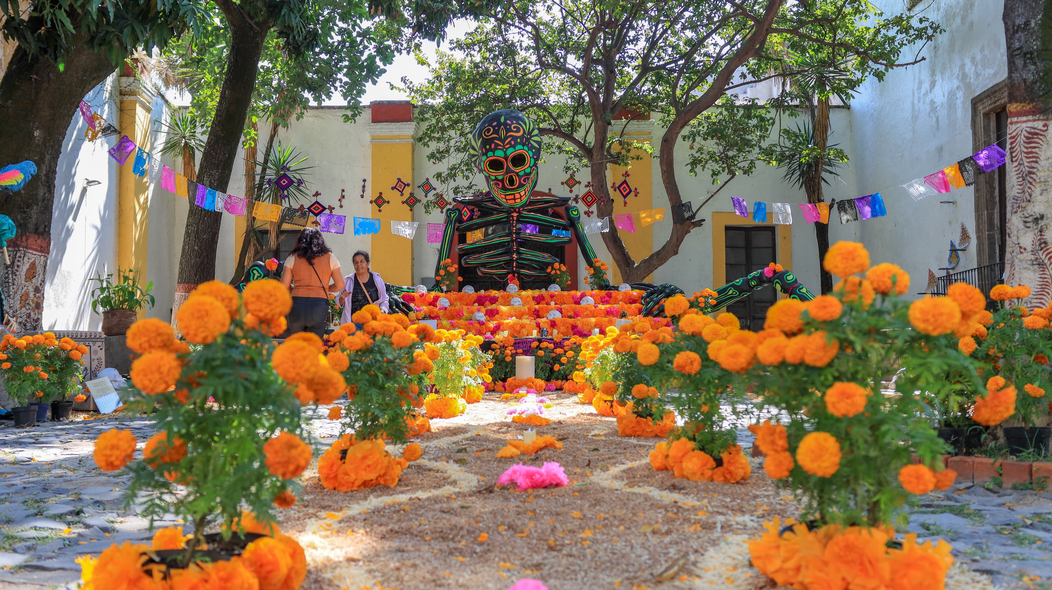 COLOR Y TRADICIÓN VISTEN EL DÍA DE MUERTOS EN SAN PEDRO TLAQUEPAQUE